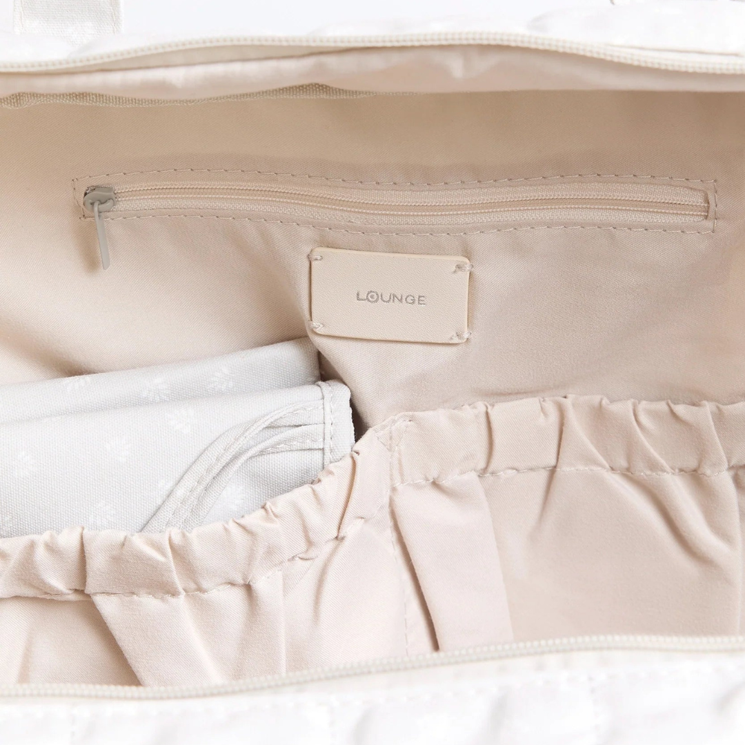 Bolso Maternal Quilt - Beige con Flores Blancas | Lounge