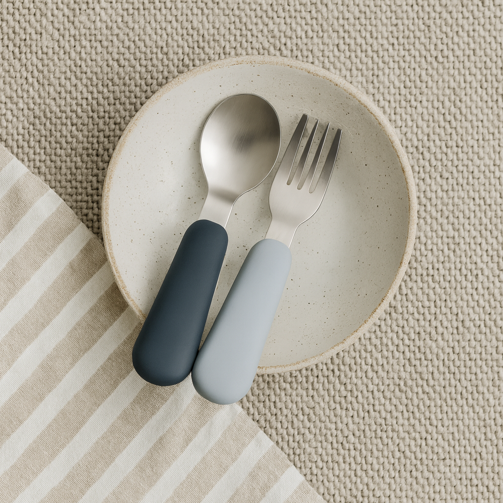 Set de Cuchara y Tenedor de Acero con Mango de Silicona - Bruma | Mamás Mateas