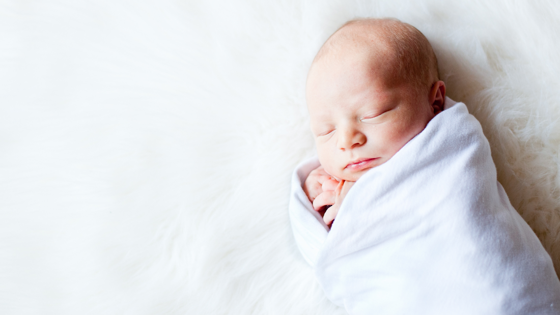 ¿Por qué mi recién nacido tiene granitos en la cara y cuello? Se llama Acné neonatal