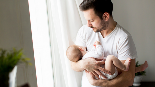 Todo sobre el postnatal parental y el permiso pagado para papás por nacimiento