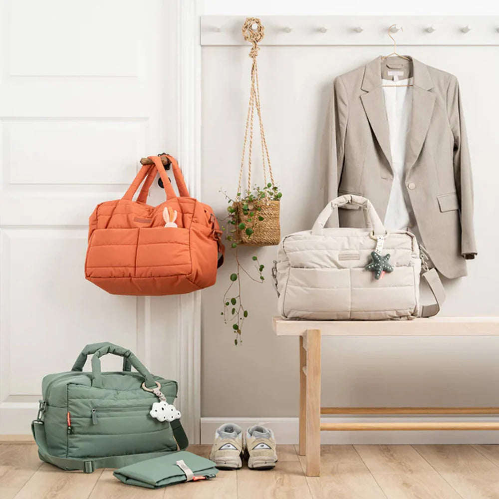 Bolso Maternal Acolchado con Mudador Portátil - Arena | Done by deer