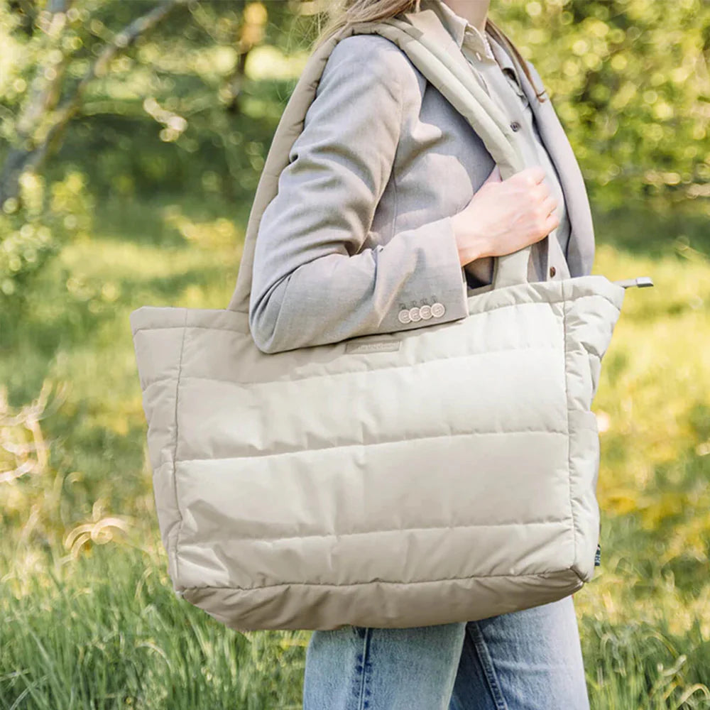 Bolso Maternal Tote Acolchado con Mudador Portátil - Arena | Done by deer