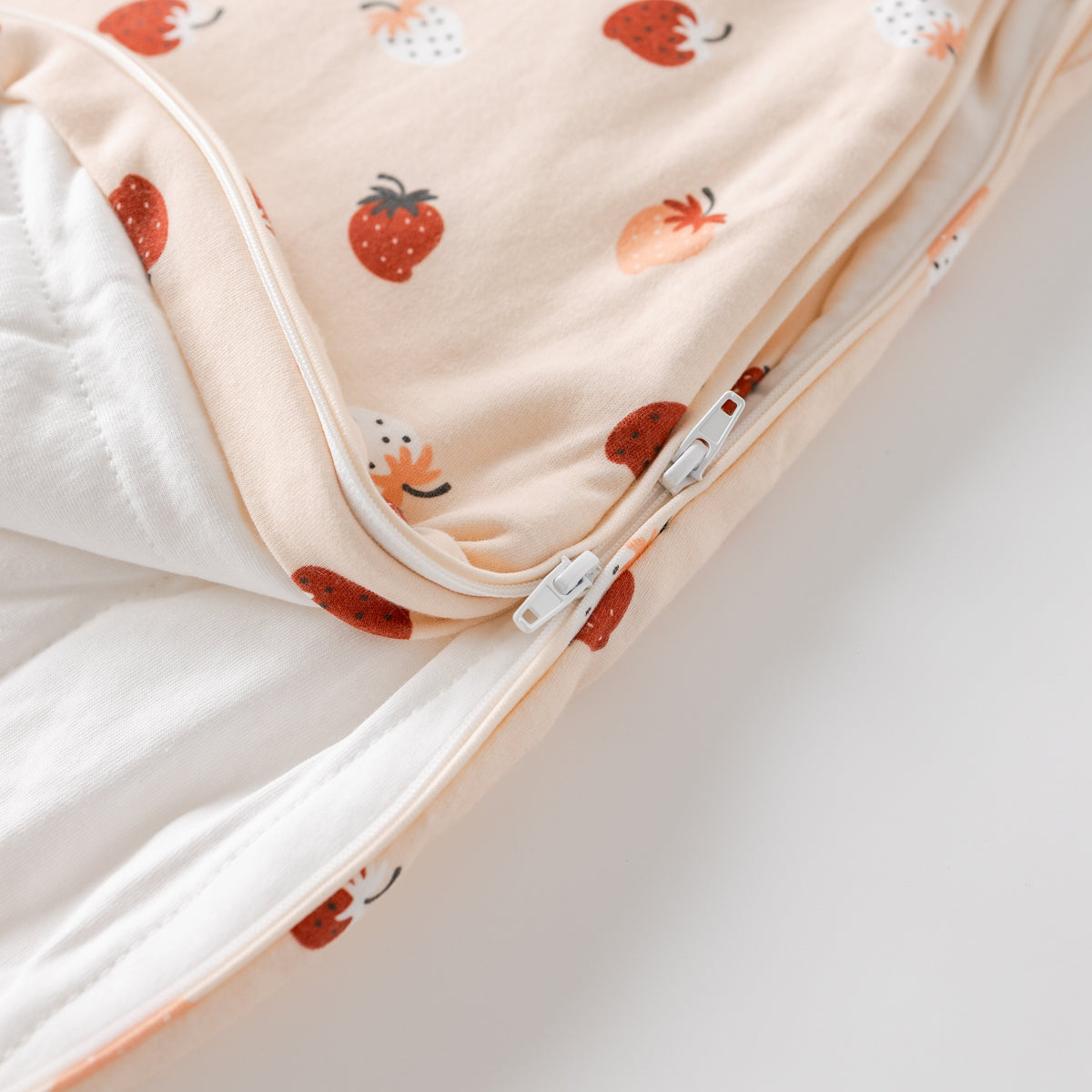 Saco de Dormir Forma Gota - Frutillas - TOG 2.5 | Mamás Mateas