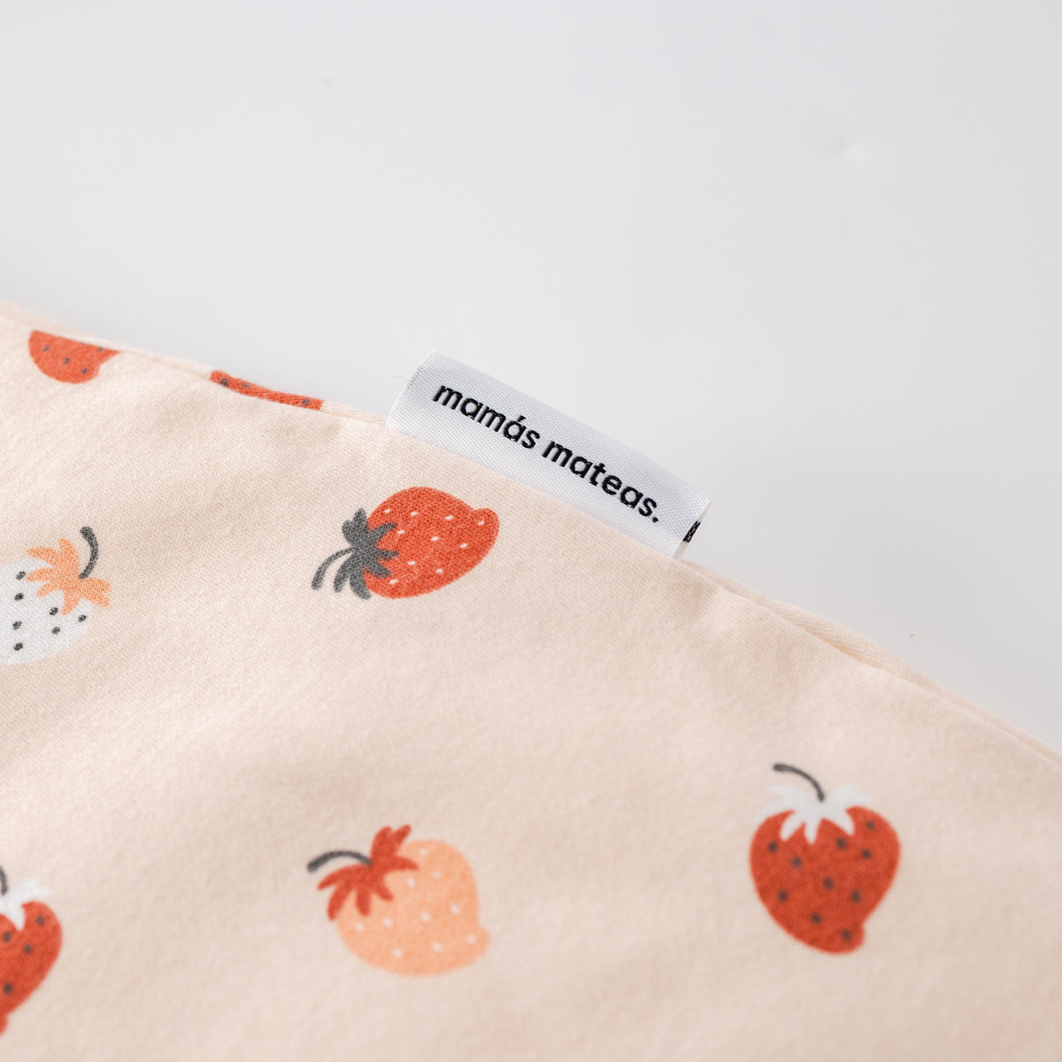 Saco de Dormir Forma Gota - Frutillas - TOG 2.5 | Mamás Mateas