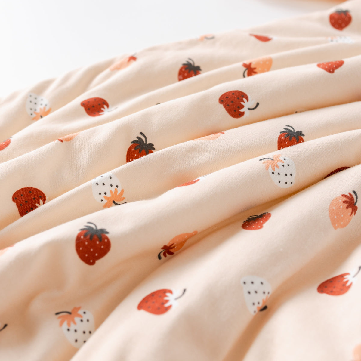 Saco de Dormir Forma Gota - Frutillas - TOG 2.5 | Mamás Mateas