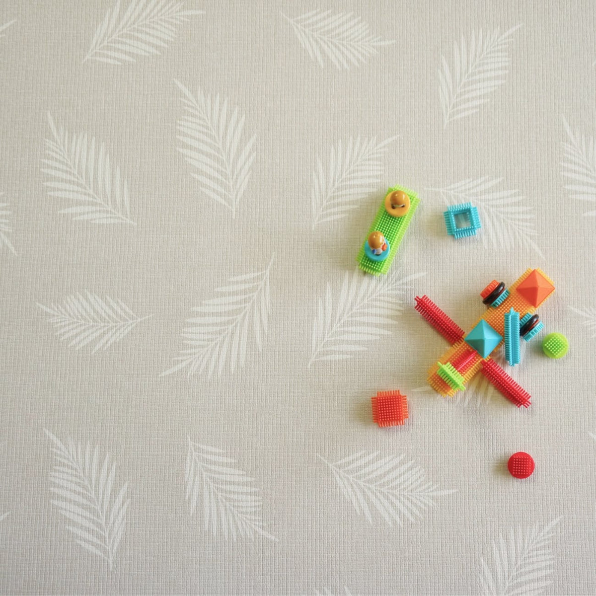 Alfombra de Juego Reversible y Antigolpes Plumas | Oruga Kids