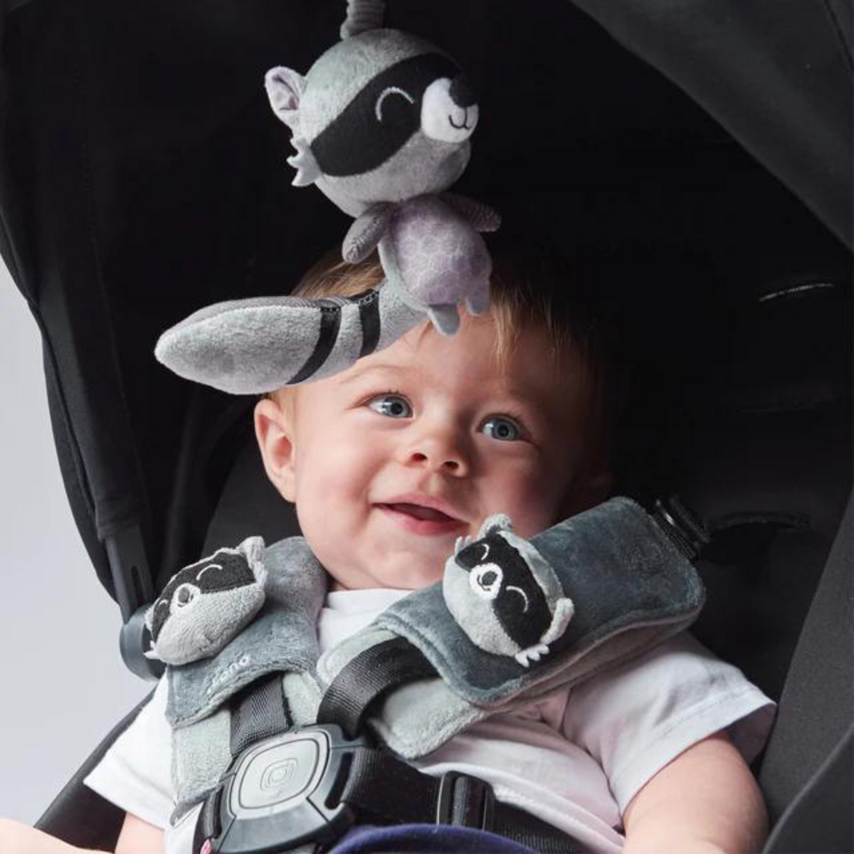 Almohadilla para Arnés con Juguete Multisensorial Diono Baby - Mapache | Diono