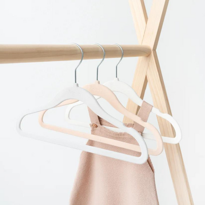 Set de 30 Colgadores de Terciopelo Antideslizantes para Ropa de Bebés y Niños - Crema, Gris y Avellana | 3 Sprouts