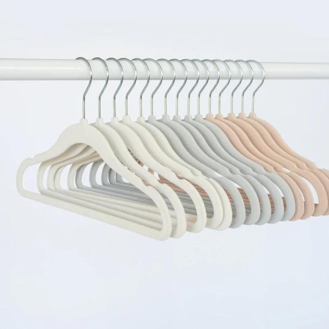 Set de 30 Colgadores de Terciopelo Antideslizantes para Ropa de Bebés y Niños - Crema, Gris y Avellana | 3 Sprouts