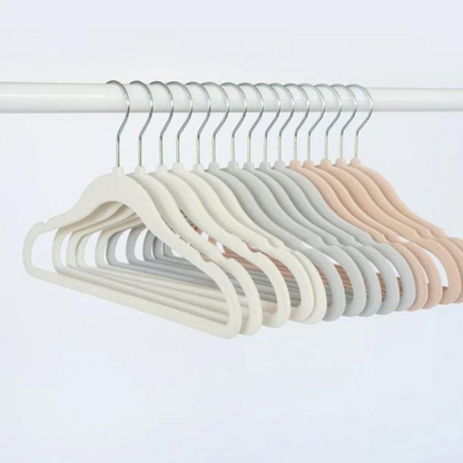 Set de 30 Colgadores de Terciopelo Antideslizantes para Ropa de Bebés y Niños - Crema, Gris y Avellana | 3 Sprouts