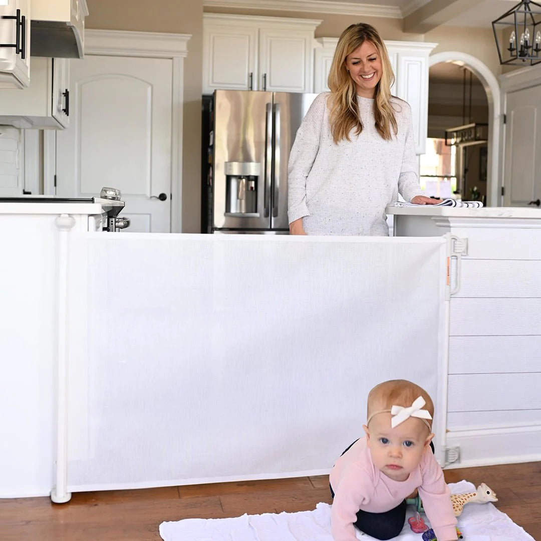 Puerta Retráctil de Seguridad para Bebés - Blanco | MomCozy