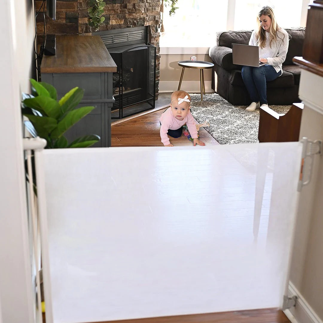 Puerta Retráctil de Seguridad para Bebés - Blanco | MomCozy