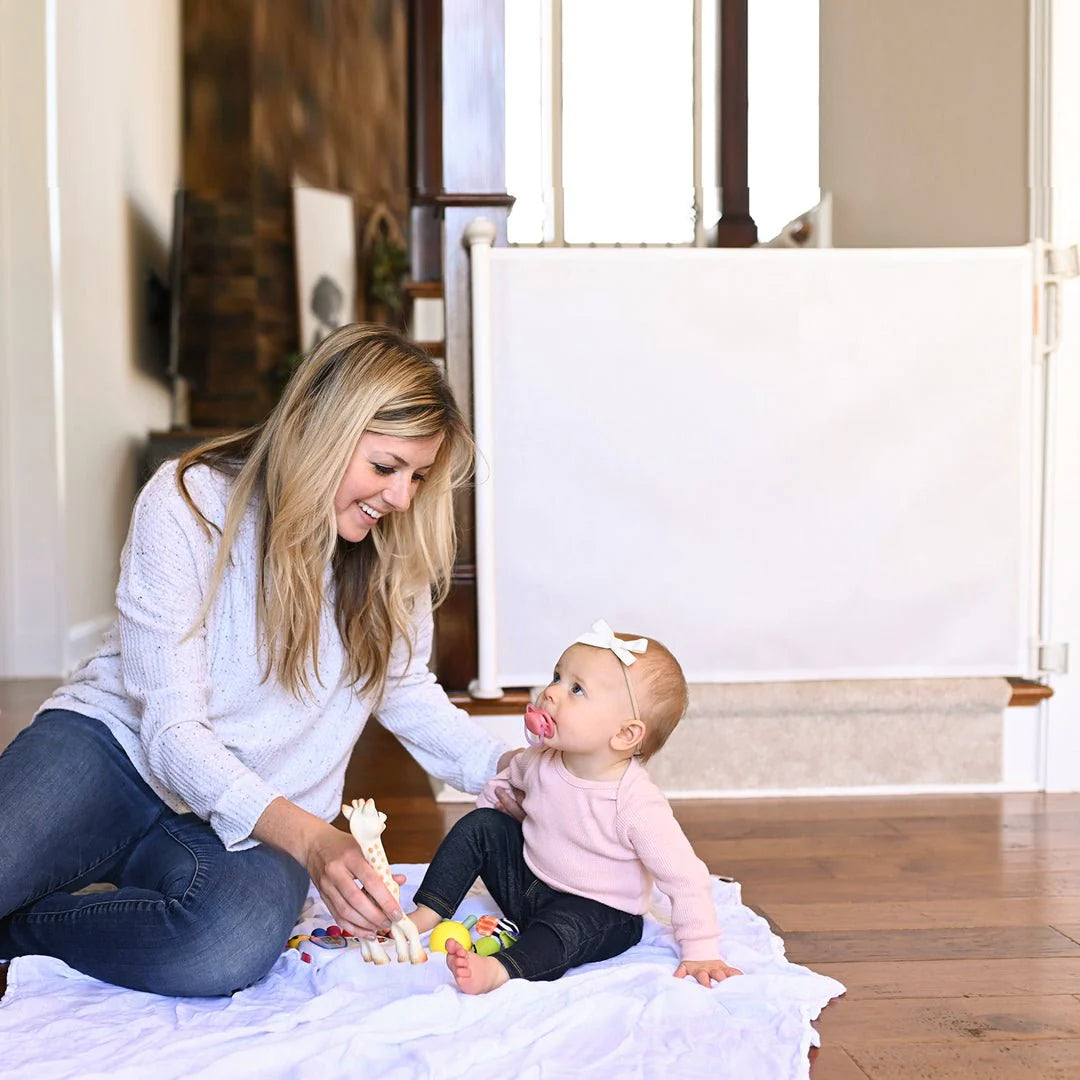 Puerta Retráctil de Seguridad para Bebés - Blanco | MomCozy