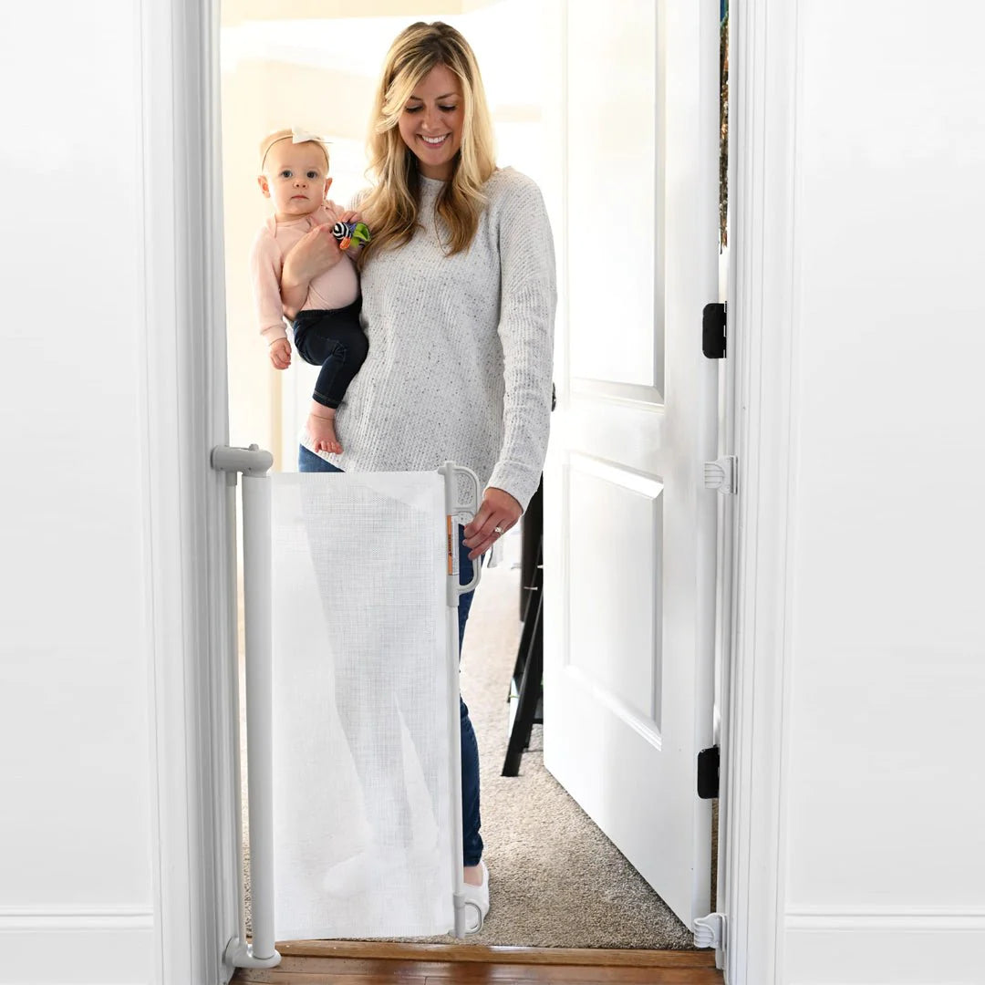Puerta Retráctil de Seguridad para Bebés - Blanco | MomCozy