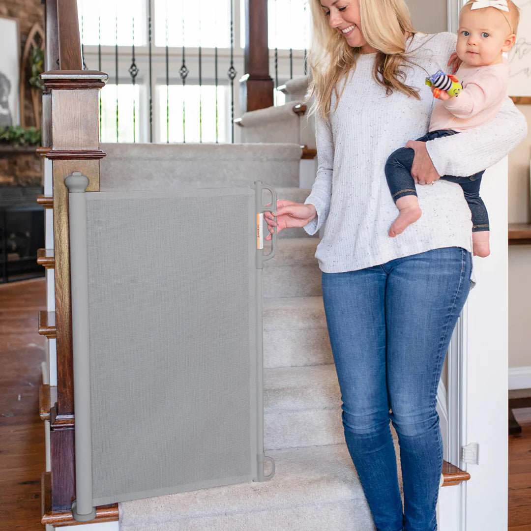 Puerta Retráctil de Seguridad para Bebés - Gris | MomCozy