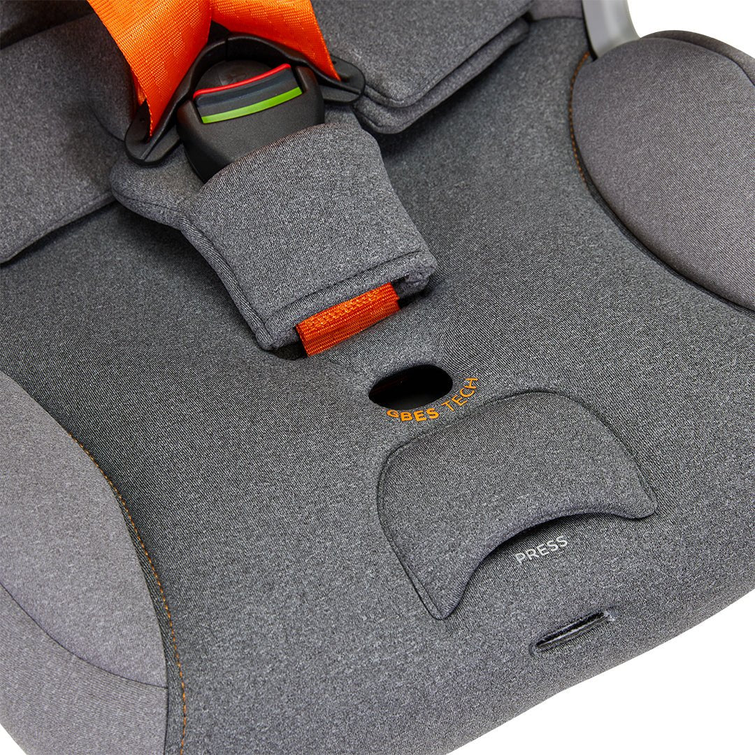 detalle del acolchado asiento de Silla de auto Combinada Pockit Armor de GB